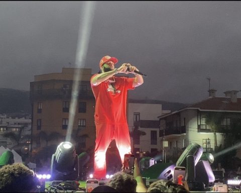 El Alfa envía un corazón a sus fans. Foto: Esmeralda B