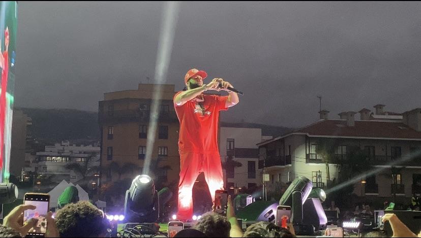 El Alfa envía un corazón a sus fans. Foto: Esmeralda B